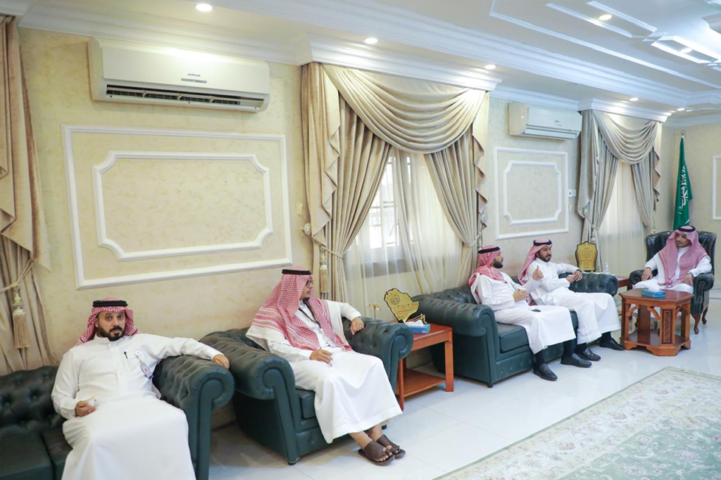 880988-1024x682 محافظ النعيرية يستقبل مدير الخدمات الصحية الجديد