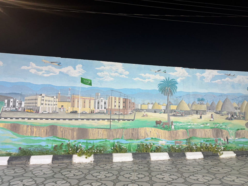 22011-1024x768 وفد جمعية نجوم السياحة بجازان يزور معرض وجدارية الفنان التشكيلي قالب الدلح