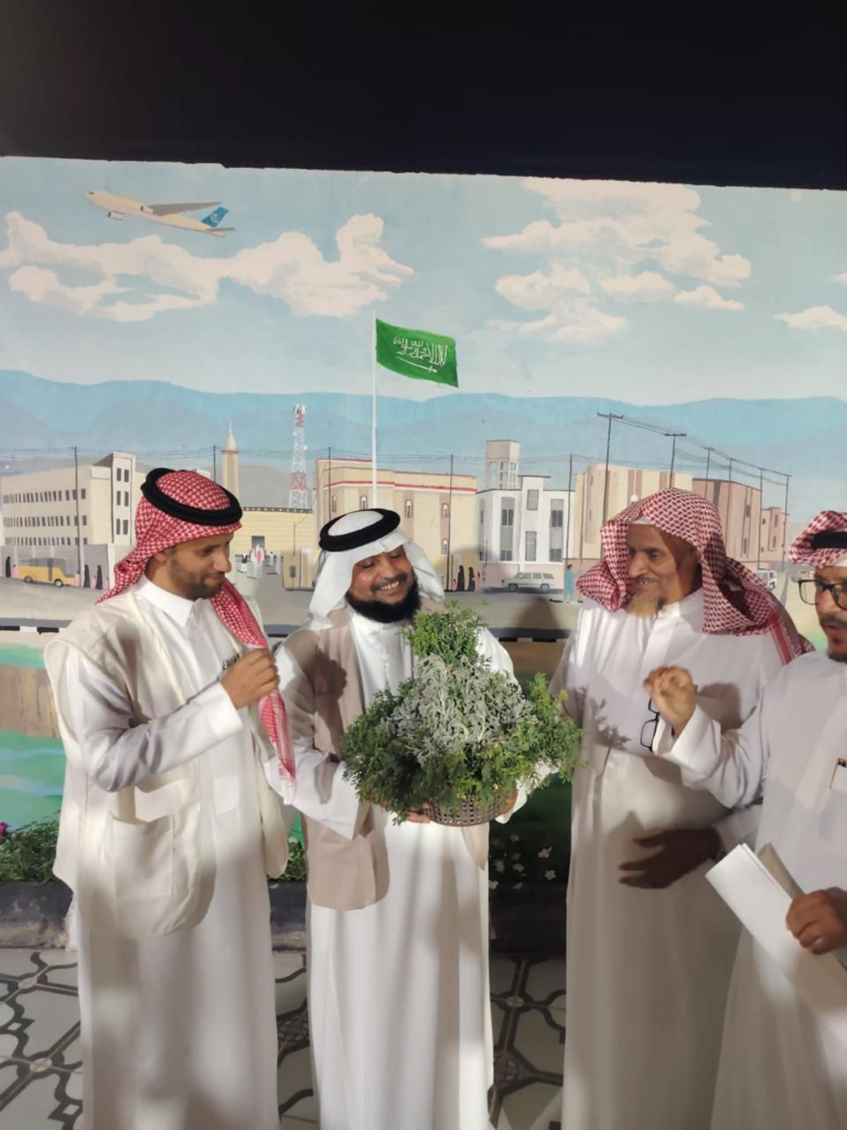 22013-768x1024 وفد جمعية نجوم السياحة بجازان يزور معرض وجدارية الفنان التشكيلي قالب الدلح