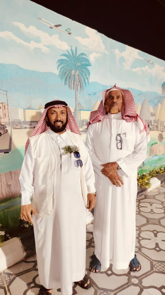 22014-575x1024 وفد جمعية نجوم السياحة بجازان يزور معرض وجدارية الفنان التشكيلي قالب الدلح