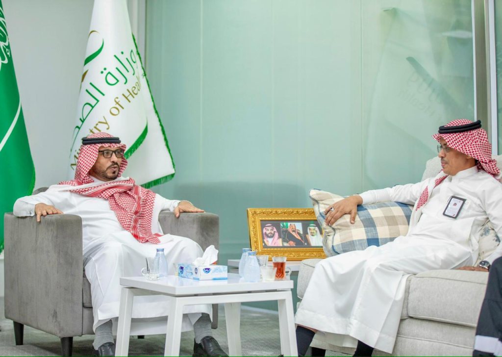 221422-1024x728 مدير عام فرع الهلال الأحمر السعودي يسلم "صحة جازان" نسخة من شهادة "غينيس" العالمية