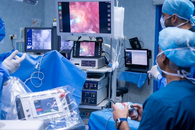 3308 نجاح أول عمليات تنظير حالب روبوتي مرن بتقنية (ILY®) في الدمام الطبي