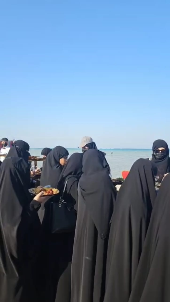 550105-579x1024 همسات الثقافي يختتم الرحلة الترفيهية لشاطئ العقير