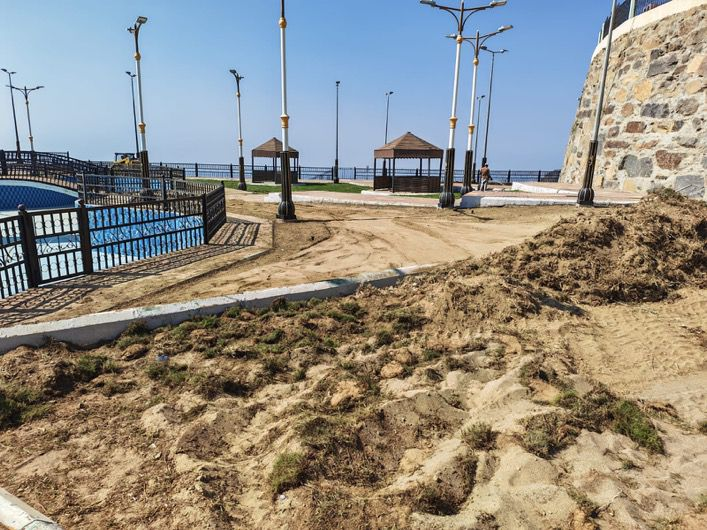 6604 بلدية فيفاء تواصل أعمالها الميدانية في صيانة مطل قرضة