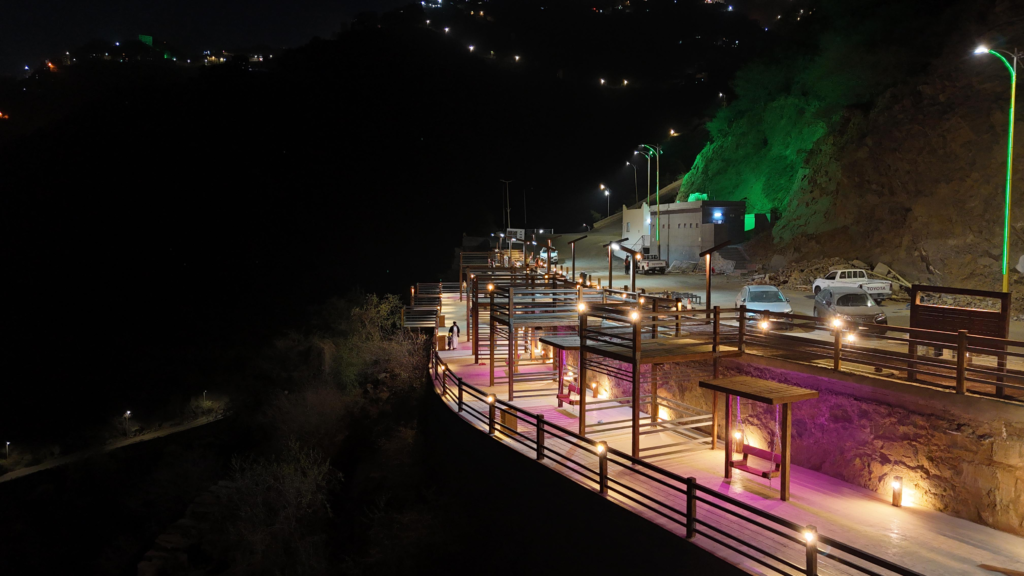 1000473998-1024x576 بلدية فيفاء تعيد تأهيل مطل الدفرة بحلة جديدة وبمسمى “مطل جارة القمر”