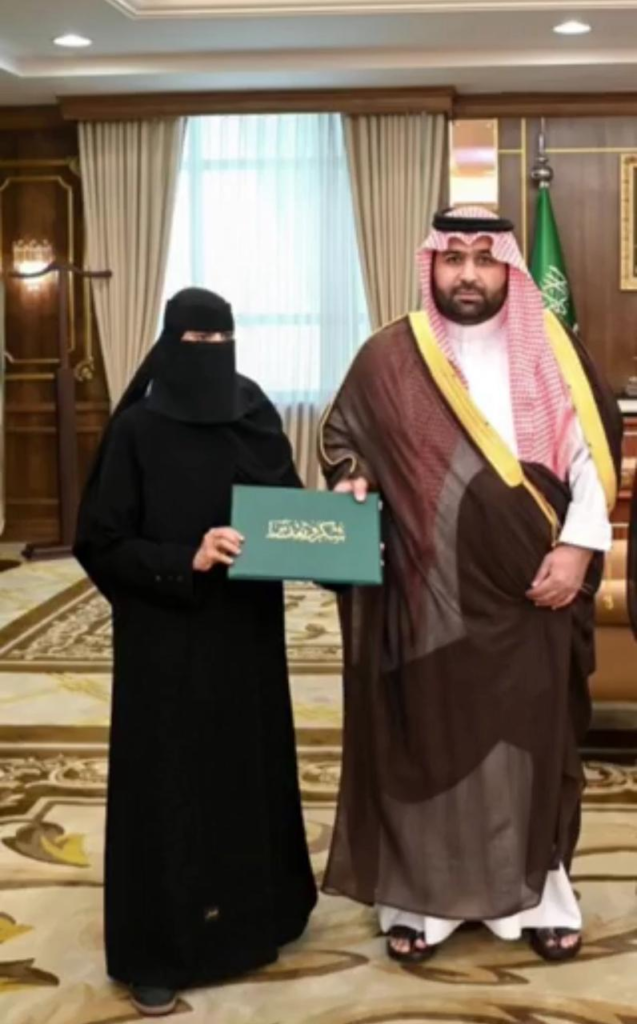 3004-637x1024 موقف بطولي يحظى بتكريم أمير جازان