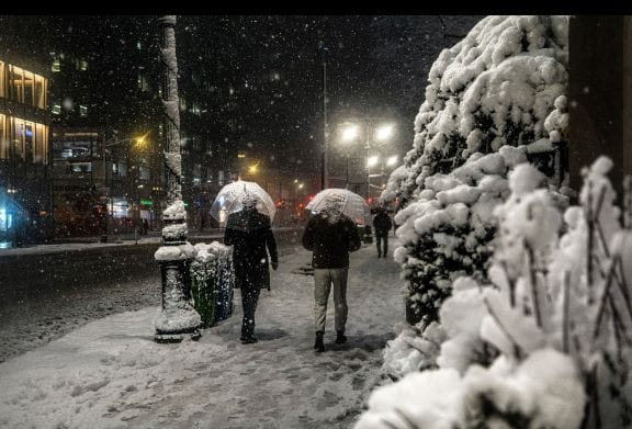 40089 عاصفة ثلجية تاريخية تشلّ الحياة في الولايات الأمريكية