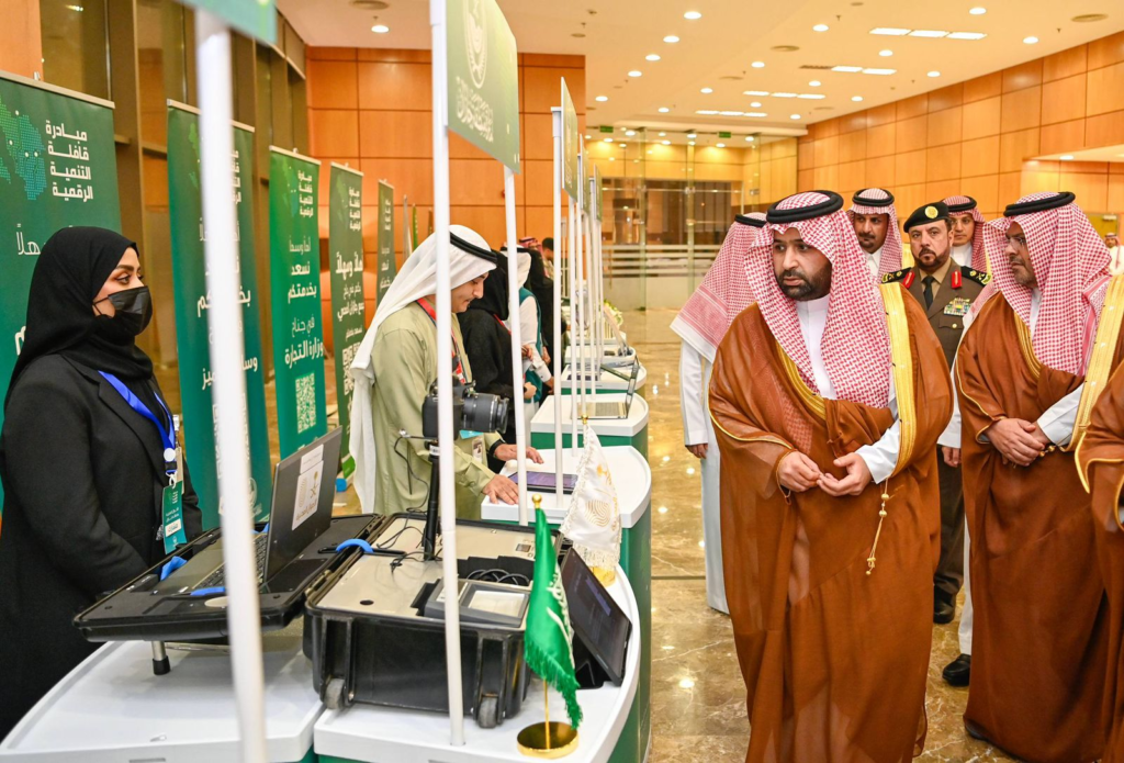 6433-1024x695 "قافلة التنمية الرقمية" قفزة نوعية للخدمات الإلكترونية بمنطقة جازان