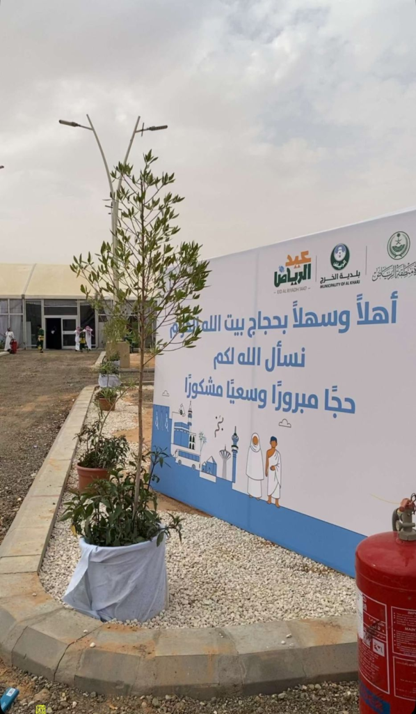 6621-598x1024 محافظ الخرج يتفقد مخيم الحجاج