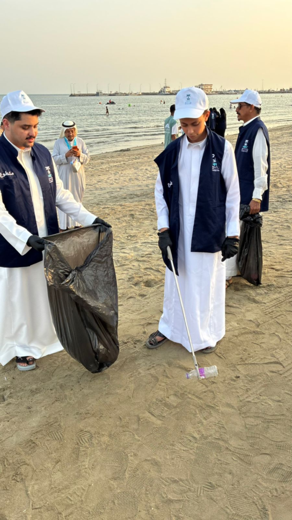 7091-576x1024 مبادرة اليوم العالمي للبيئة بالكورنيش الجنوبي بجازان