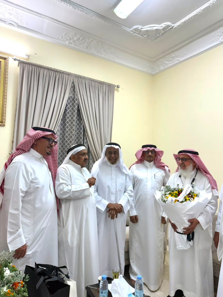 7268-768x1024 وفاءٌ لا ينقطع… متقاعدو جازان يطمئنون على الأستاذ محمد سالم العطاس