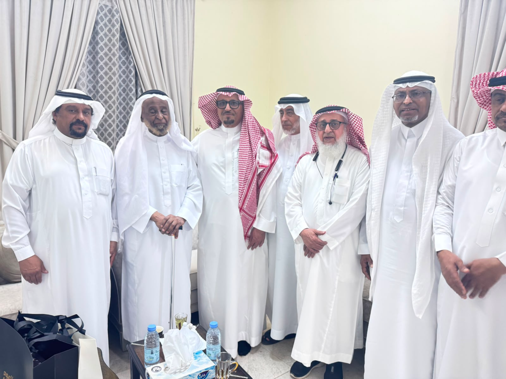 7272-1024x768 وفاءٌ لا ينقطع… متقاعدو جازان يطمئنون على الأستاذ محمد سالم العطاس