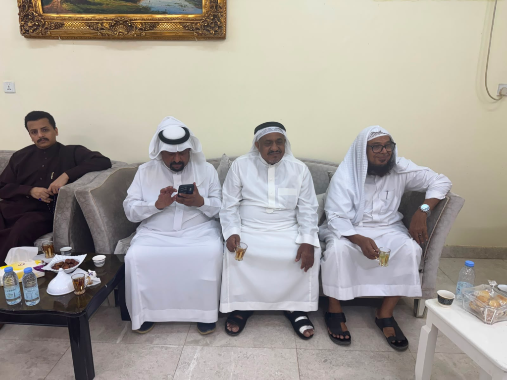 7273-1024x768 وفاءٌ لا ينقطع… متقاعدو جازان يطمئنون على الأستاذ محمد سالم العطاس