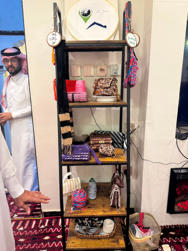 7549-768x1024 جمعية نجوم السياحة تزور معرض عواطف جندلي للنسيج والحرف اليدوية ببيش