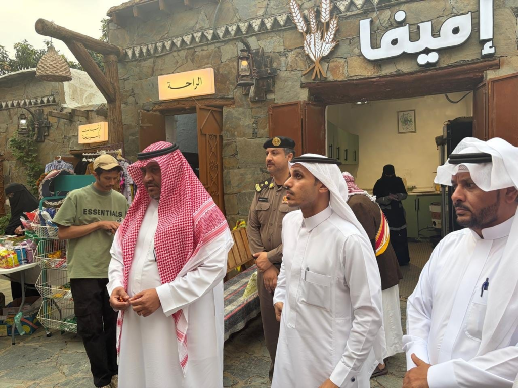 7689-1024x768 محافظ فيفاء يفتتح الكشكات الجديدة بسوق النفيعة ويدعم الأسر المنتجة