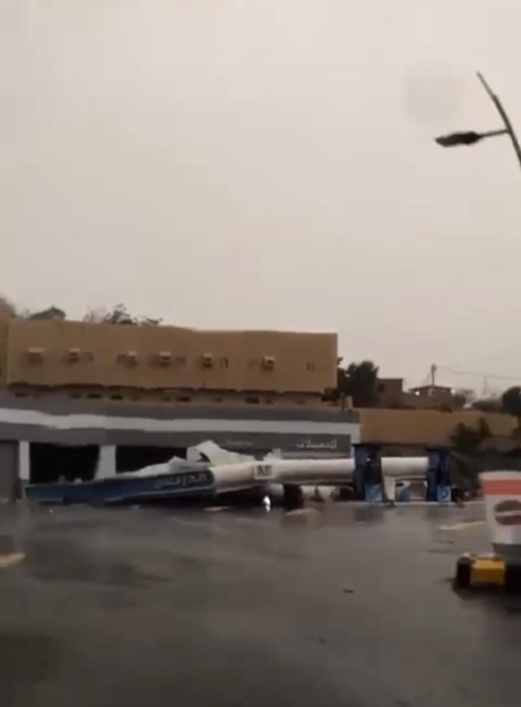 9416-754x1024 انهيار مظلة محطة بالعيدابي يثير تساؤلات السلامة